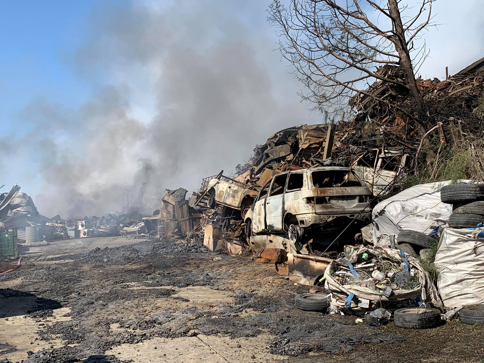 Καμία ανησυχία για το νέφος από την πυρκαγιά στο Γέρι, συνεχείς αναζωπυρώσεις