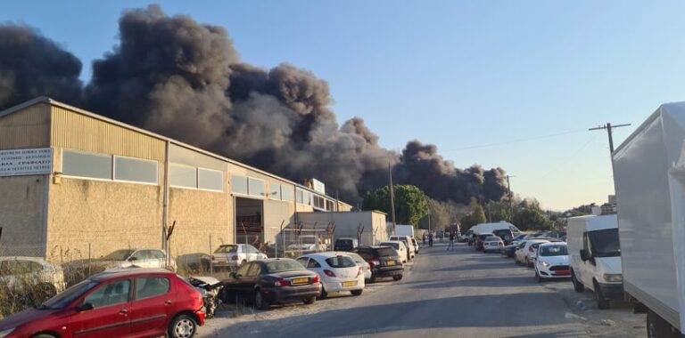 «Νόμιμο και αδειοδοτημένο» το εργοστάσιο που τυλίχθηκε στις φλόγες στο Γέρι