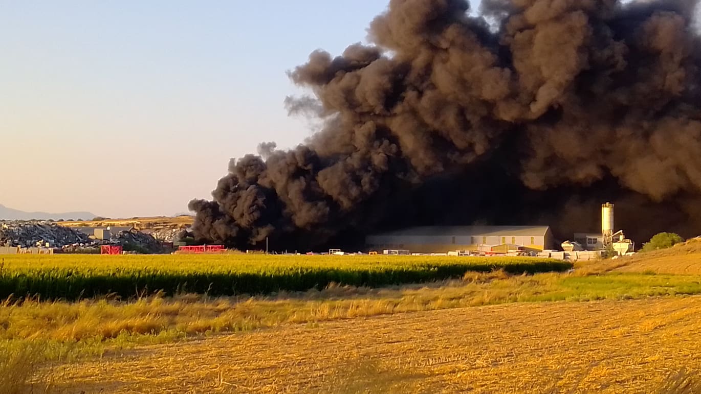Τεραστίων διαστάσεων η φωτιά σε εργοστάσιο στο Γέρι: «Ακούγονται εκρήξεις» (VID)