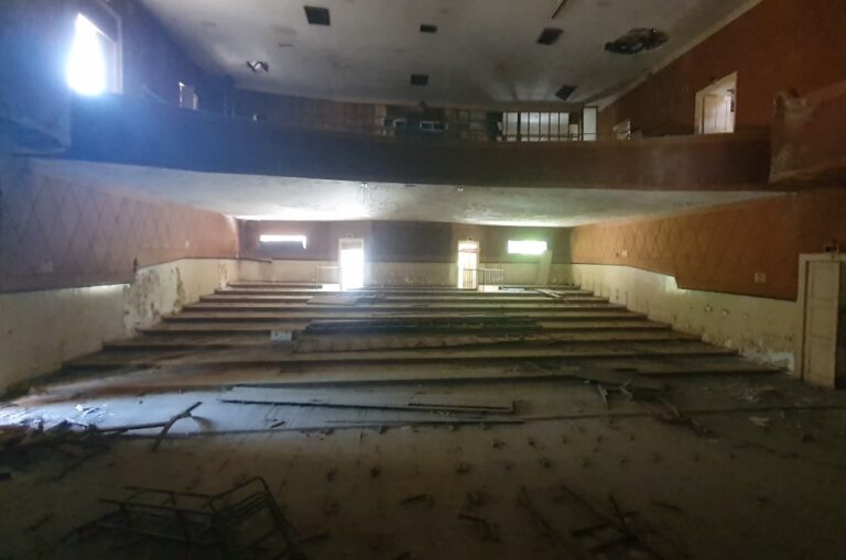 ΒΙΝΤΕΟ: O Alpha στο θρυλικό σινεμά "φάντασμα" του Χατζηχαμπή στο Βαρώσι