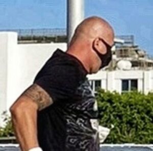 ΦΩΤΟ: Τον βρήκαν από κάμερες και τον αναζητούν για διάρρηξη κατοικίας