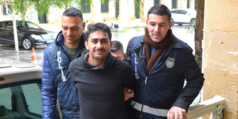 ΦΩΤΟ: Πήγε στην κηδεία του παιδιού του και τον συνέλαβαν