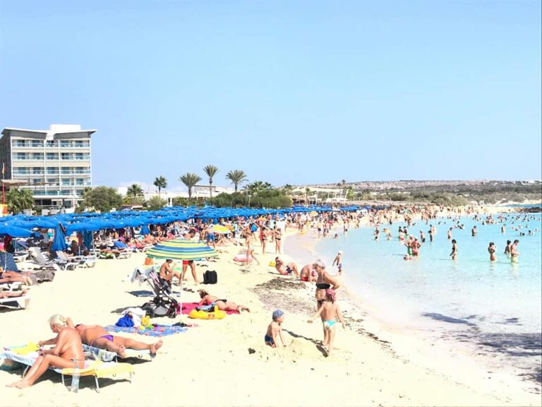 Κυριακή και οι Κύπριοι αναζητούν μια ανάσα δροσιάς στις παραλίες (ΒΙΝΤΕΟ)