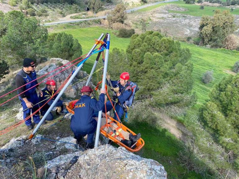 Δραματικές στιγμές για ηλικιωμένη που κατέπεσε σε κοίτη ποταμού στην Ακαπνού