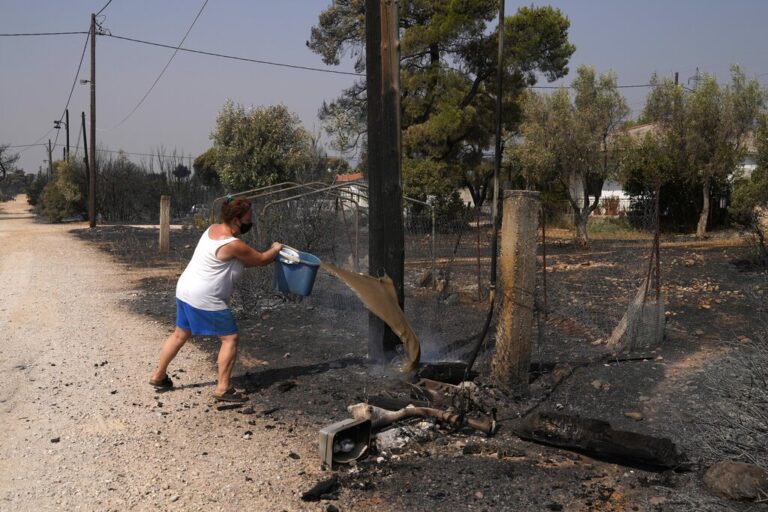 ΒΙΝΤΕΟ: Εθελόντρια έσωζε τα σπίτια των γειτόνων της ενώ καιγόταν το δικό της