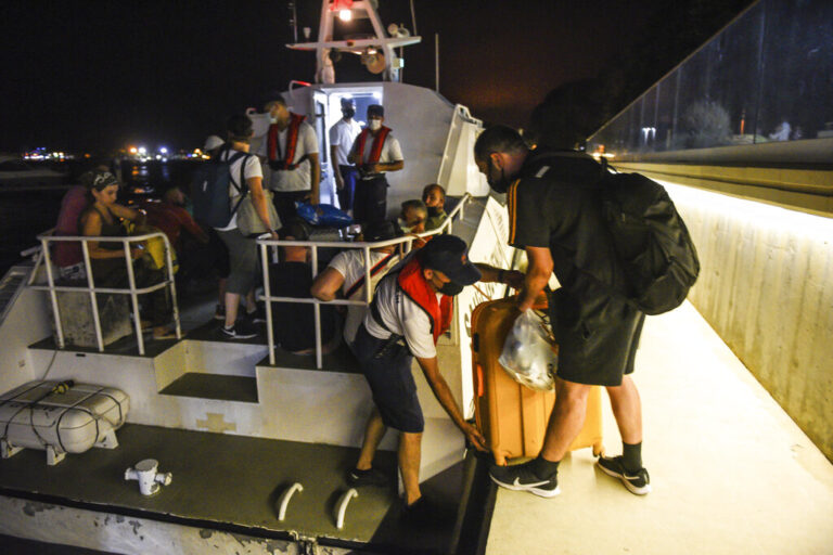 Πυρκαγιές/Τουρκία: Απομακρύνονται διά θαλάσσης εκατοντάδες κάτοικοι