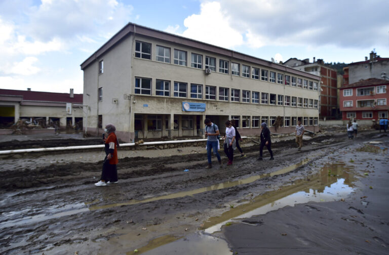Σαρωτικές πλημμύρες στην Τουρκία: Συνεχίζονται οι επιχειρήσεις για αγνοούμενους