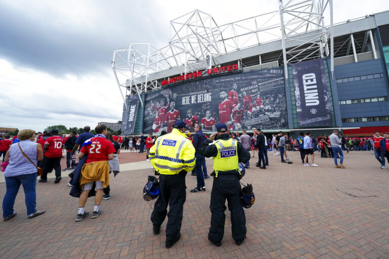 Τρομερό ξύλο ανάμεσα σε οπαδούς της Γιουνάιτεντ και της Λιντς (BINTEO)