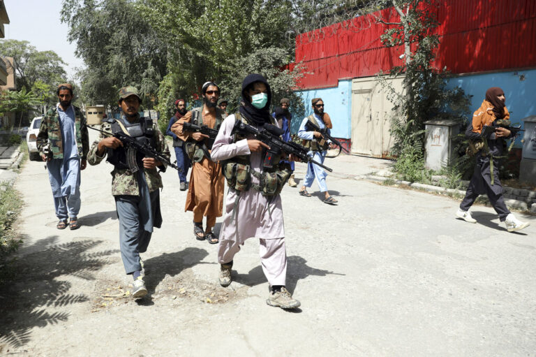 Η διεθνής κοινότητα εξετάζει τα βήματά της μετά την επικράτηση των Ταλιμπάν