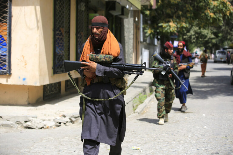 Οι πολίτες καλούνται από τους Ταλιμπάν να παραδώσουν τα όπλα τους