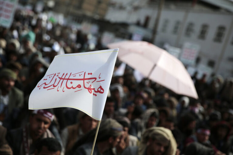 Δεκάδες νεκροί και τραυματίες στην Υεμένη από τις επιδρομές των ανταρτών Χούθι