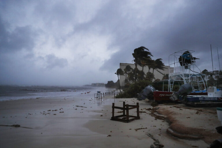 ΒΙΝΤΕΟ: Έφτασε στις ανατολικές ακτές του Μεξικού ο ισχυρός κυκλώνας Γκρέις