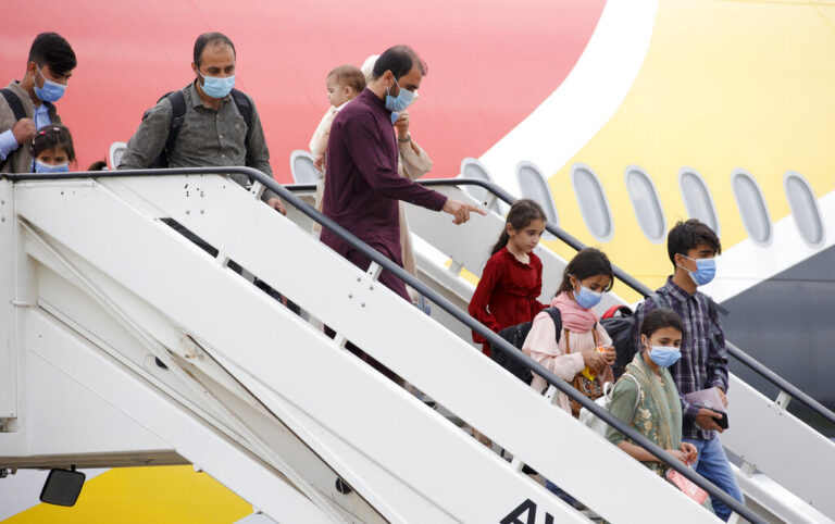 Όλο και περισσότερες χώρες τερματίζουν τις απομακρύνσεις πολιτών από την Καμπούλ