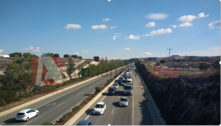 Στο νοσοκομείο τρία άτομα μετά από τροχαία σύγκρουση στον αυτοκινητόδρομο