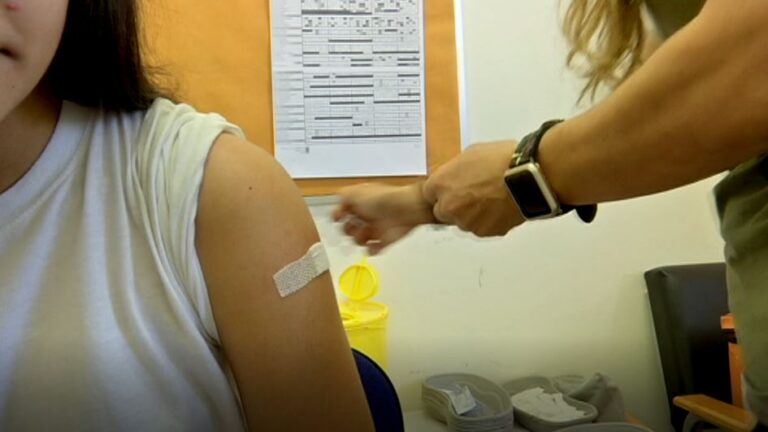 Εμβολιασμός 12χρονων και άνω: Τα ραντεβού που διευθετήθηκαν στην "πρεμιέρα"