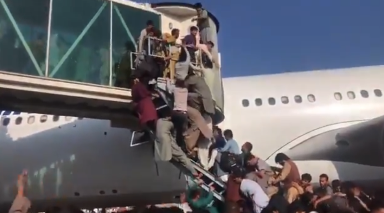 Παγκόσμιο σοκ από τις εικόνες στην Καμπούλ, ποδοπατήθηκαν μέχρι θανάτου (VID)