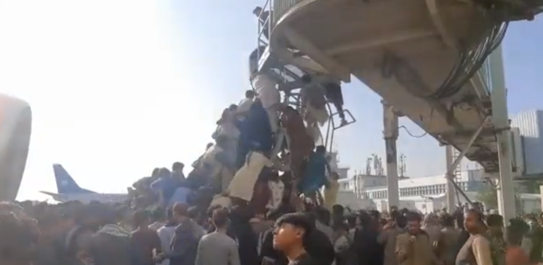 ΒΙΝΤΕΟ: Σκηνές πανικού στην Καμπούλ, σκαρφαλώνουν όπως-όπως σε αεροπλάνα