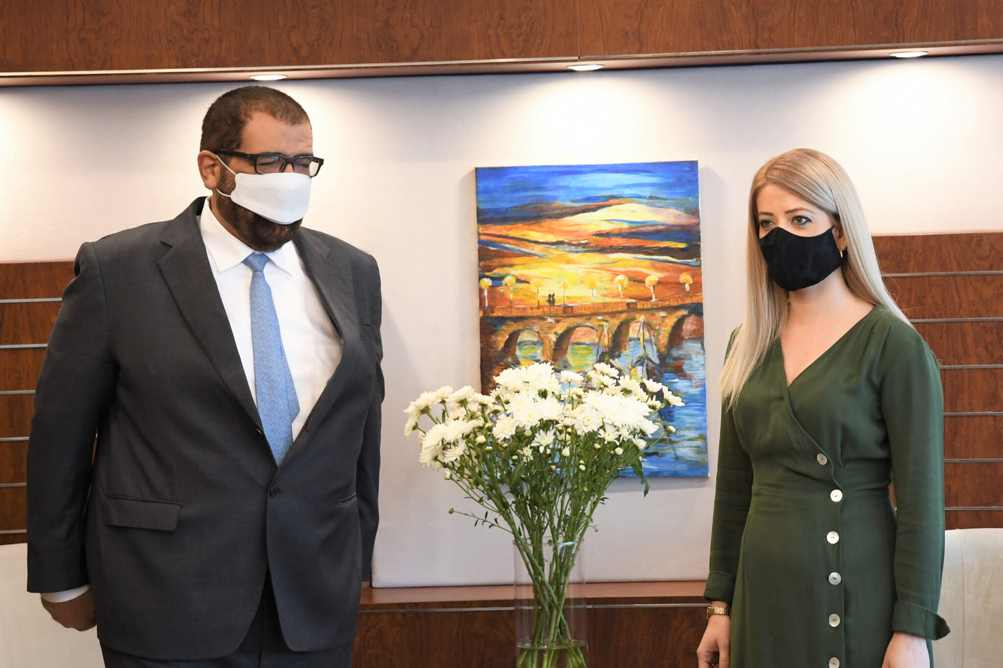 Αναβάθμιση διμερών σχέσεων συζήτησαν η Πρόεδρος της Βουλής και ο Πρέσβης των ΗΑΕ