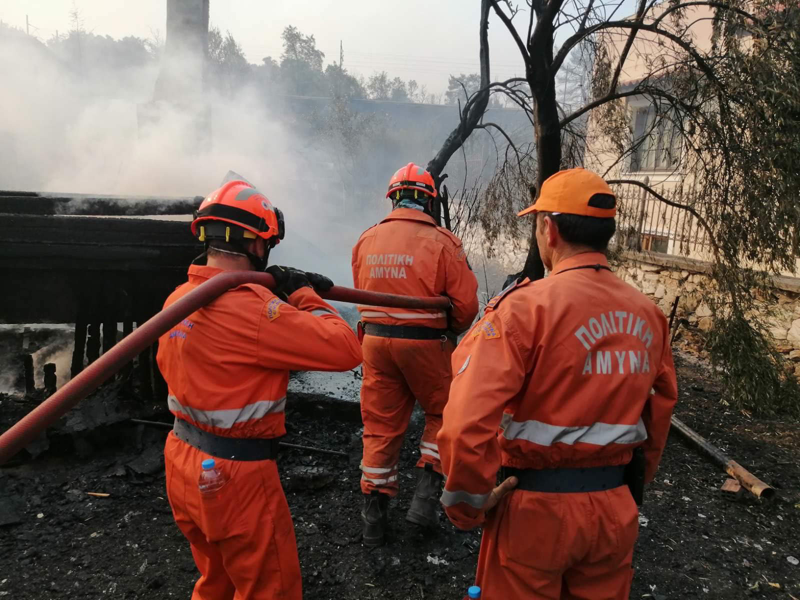 "Είδαμε να πέφτουν παντού στάχτες από τον ουρανό" (ΒΙΝΤΕΟ)