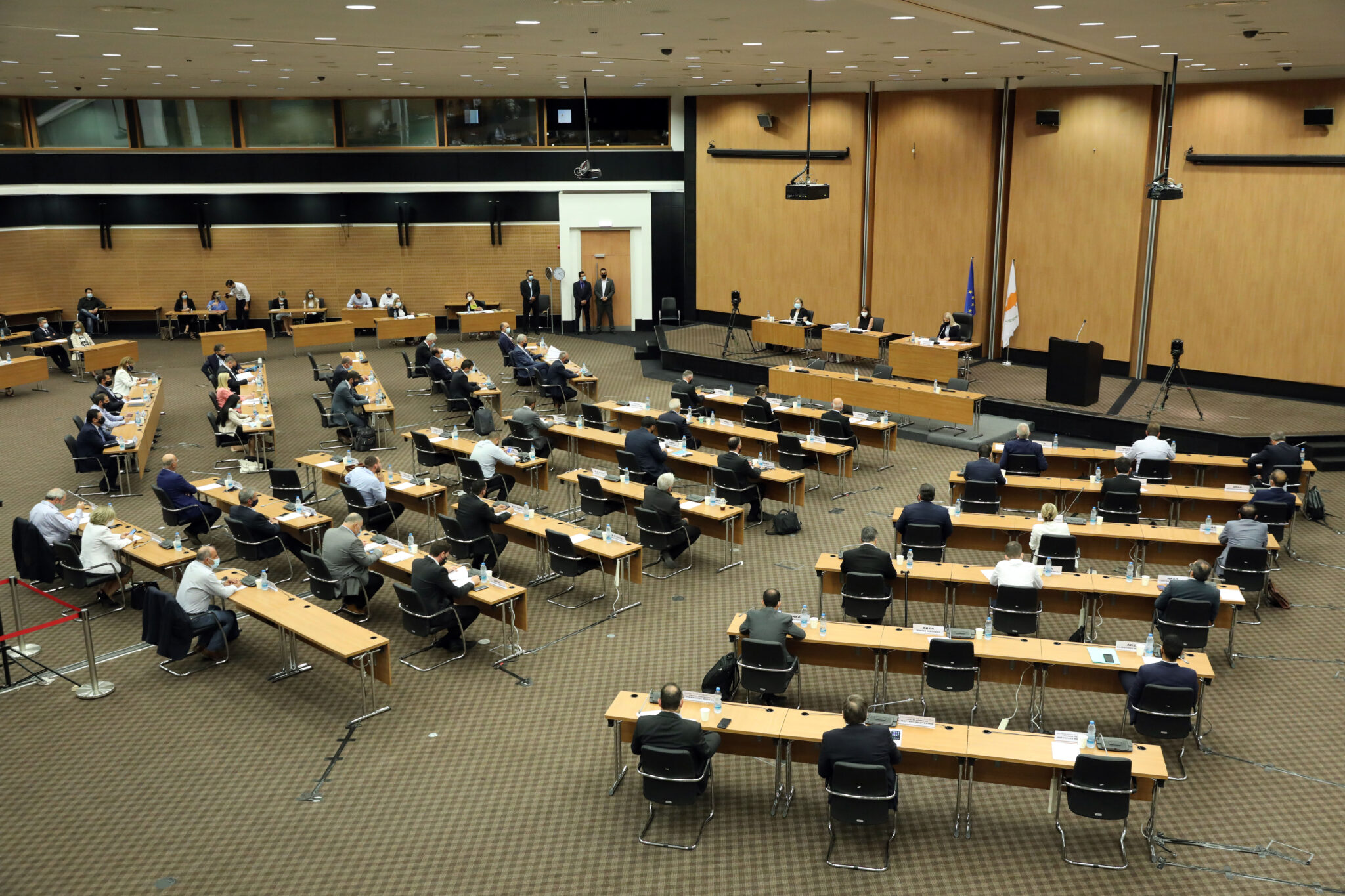 Πότε επιστρέφουν στα έδρανα οι βουλευτές μετά τις καλοκαιρινές διακοπές;