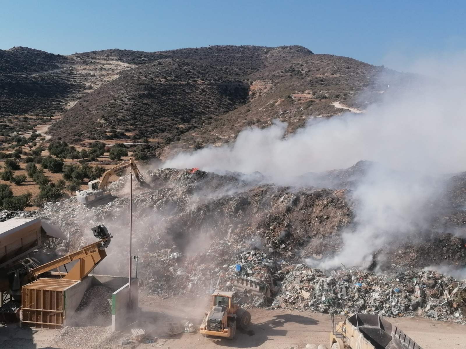 Συνεχίζονται οι προσπάθειες κατάσβεσης στη Φασούλα, προστατεύθηκαν δεξαμενές