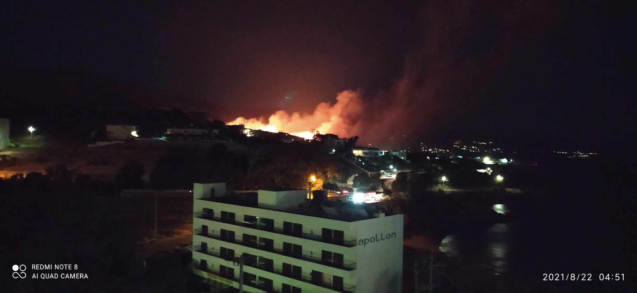 Ξύπνησε ο εφιάλτης στην Εύβοια: Μεγάλη φωτιά στην Κάρυστο, εκκενώσεις οικισμών