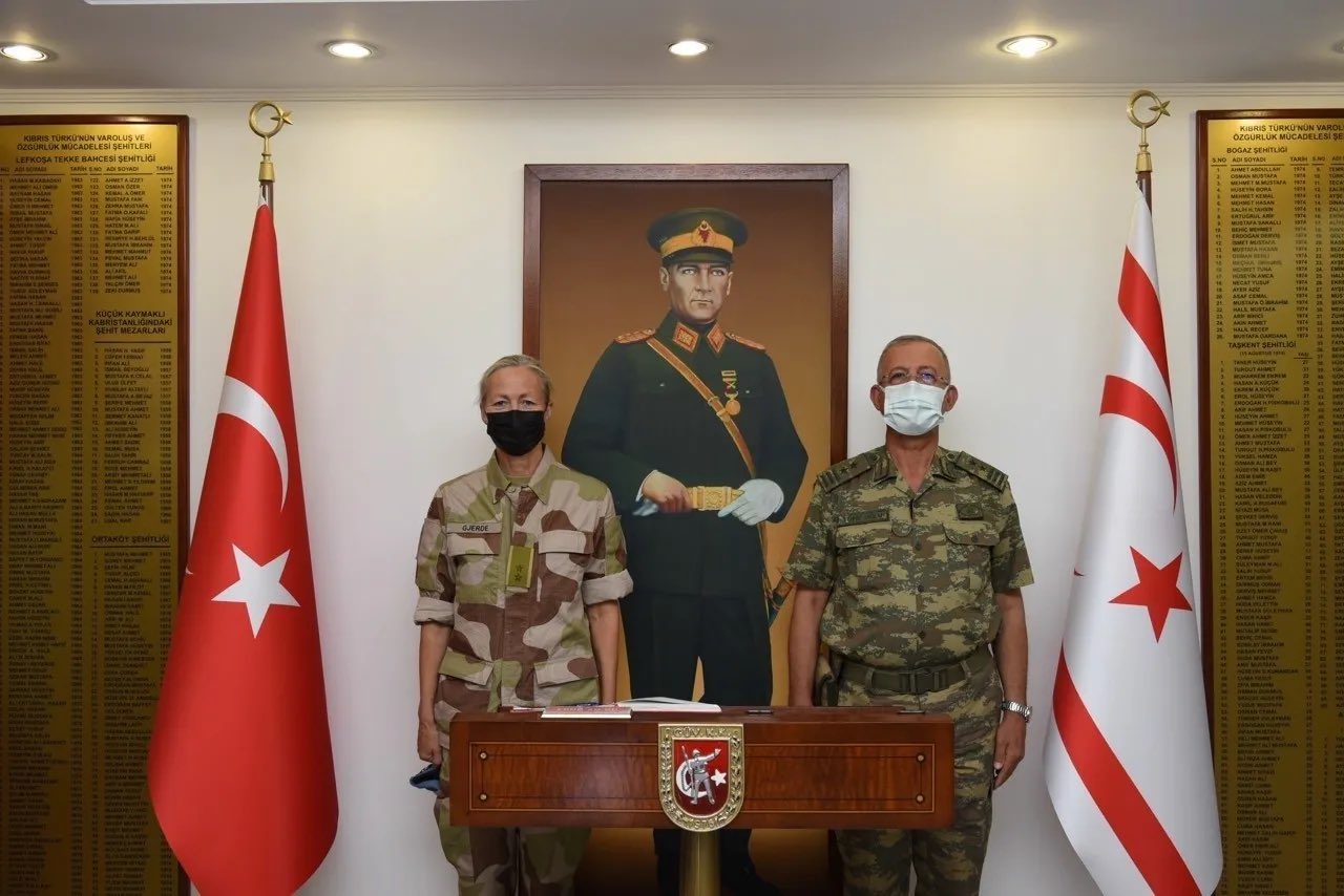 Σάλος για την πόζα της Διοικητού της ΟΥΝΦΙΚΥΠ με φόντο τα σύμβολα της κατοχής