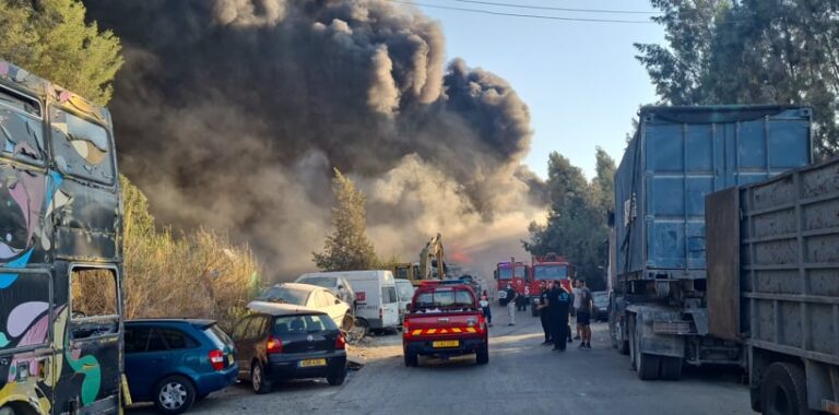 ΒΙΝΤΕΟ&ΦΩΤΟ: Ψάχνουν εάν είναι τοξικό το νέφος από την μεγάλη πυρκαγιά στο Γέρι