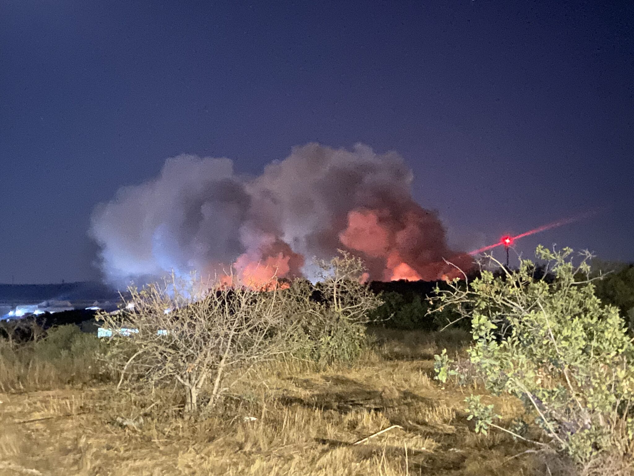 Πάνω από 50 Πυροσβέστες δίνουν εδώ και ώρες μάχη με τη φωτιά στο Γέρι (ΒΙΝΤΕΟ)