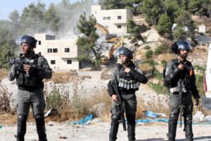 Ένας νεκρός και δεκάδες τραυματίες σε συγκρούσεις στη Δυτική Όχθη