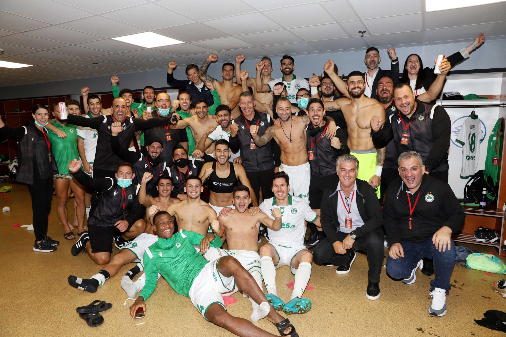 «Πράσινο» πάρτι στα αποδυτήρια μετά την πρόκριση (ΦΩΤΟ)