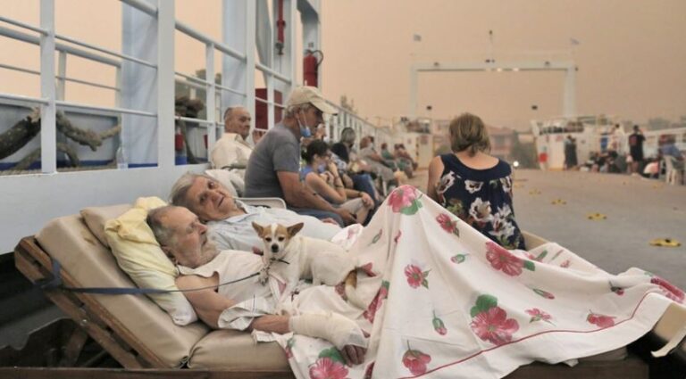 Συγκλονίζει η φωτογραφία των πυρόπληκτων ηλικιωμένων