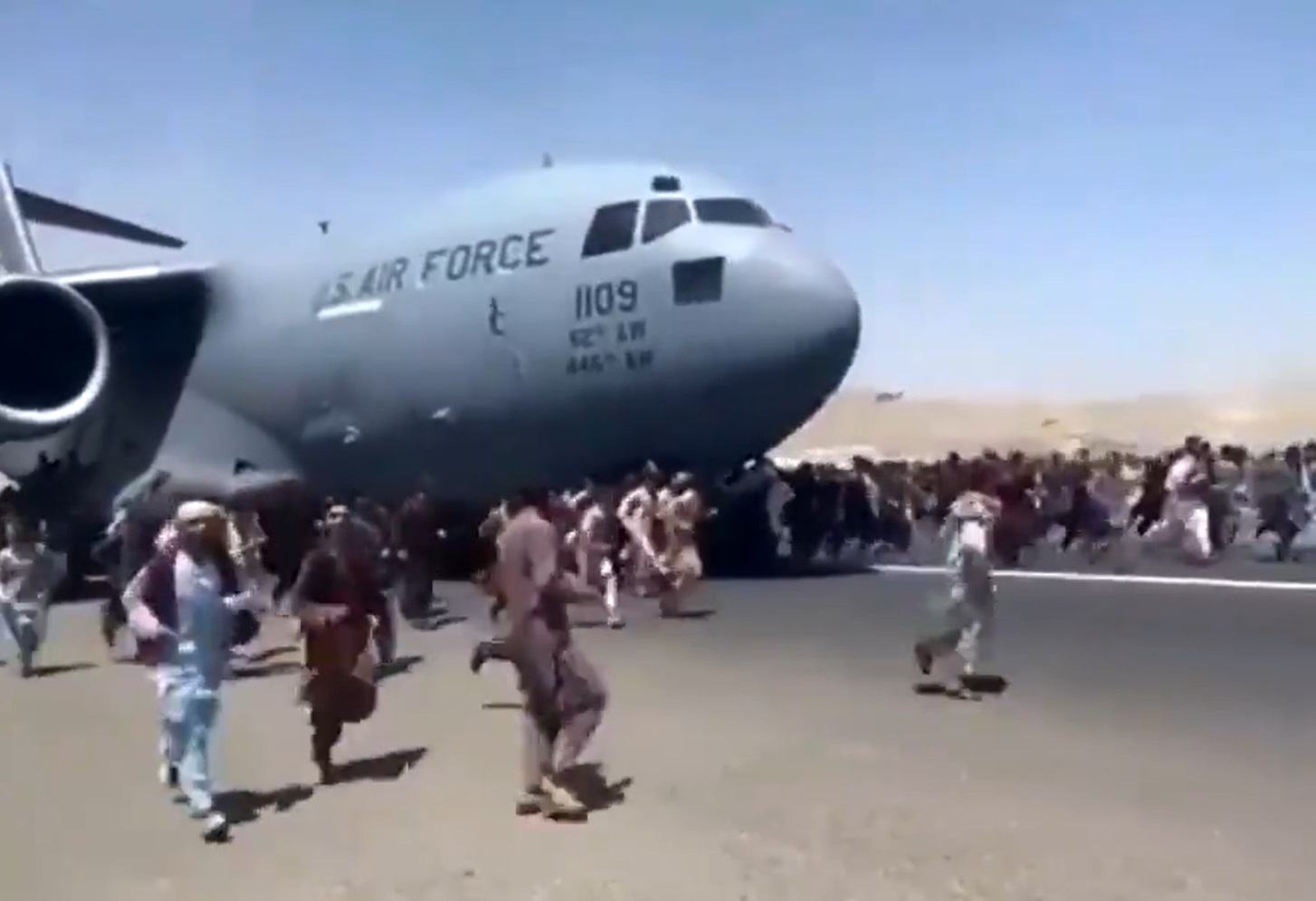 Εικόνες χάους στο Αφγανιστάν, κρεμάστηκαν από αεροπλάνα για να φύγουν να σωθούν