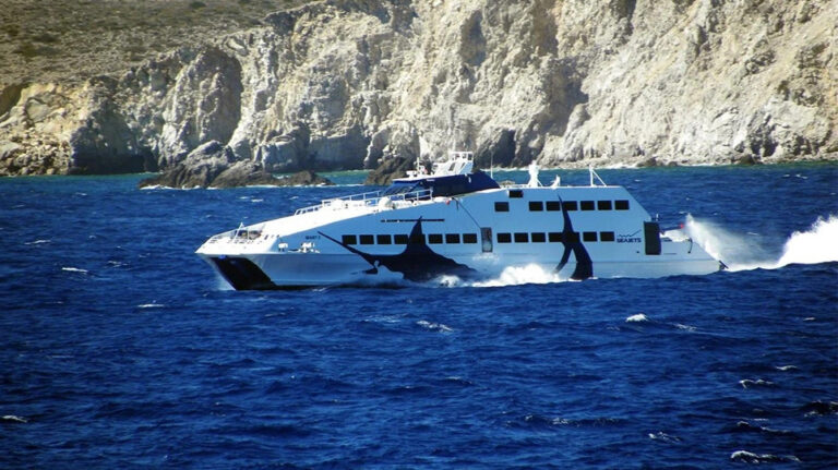 Σώοι και καλά στην υγεία τους οι επιβαίνοντες του σκάφους που βυθίστηκε στη Μήλο