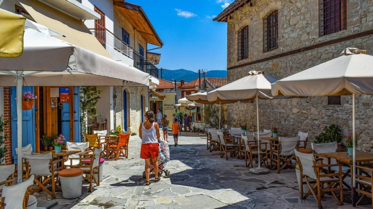 Ξεχύθηκαν στα ορεινά οι Κύπριοι: Σούβλα, μουσική και καλή παρέα (ΒΙΝΤΕΟ)