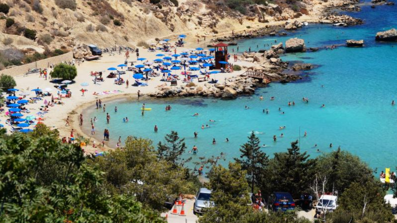 Συνωστισμός στις παραλίες από άκρη σε άκρη του νησιού (ΒΙΝΤΕΟ)