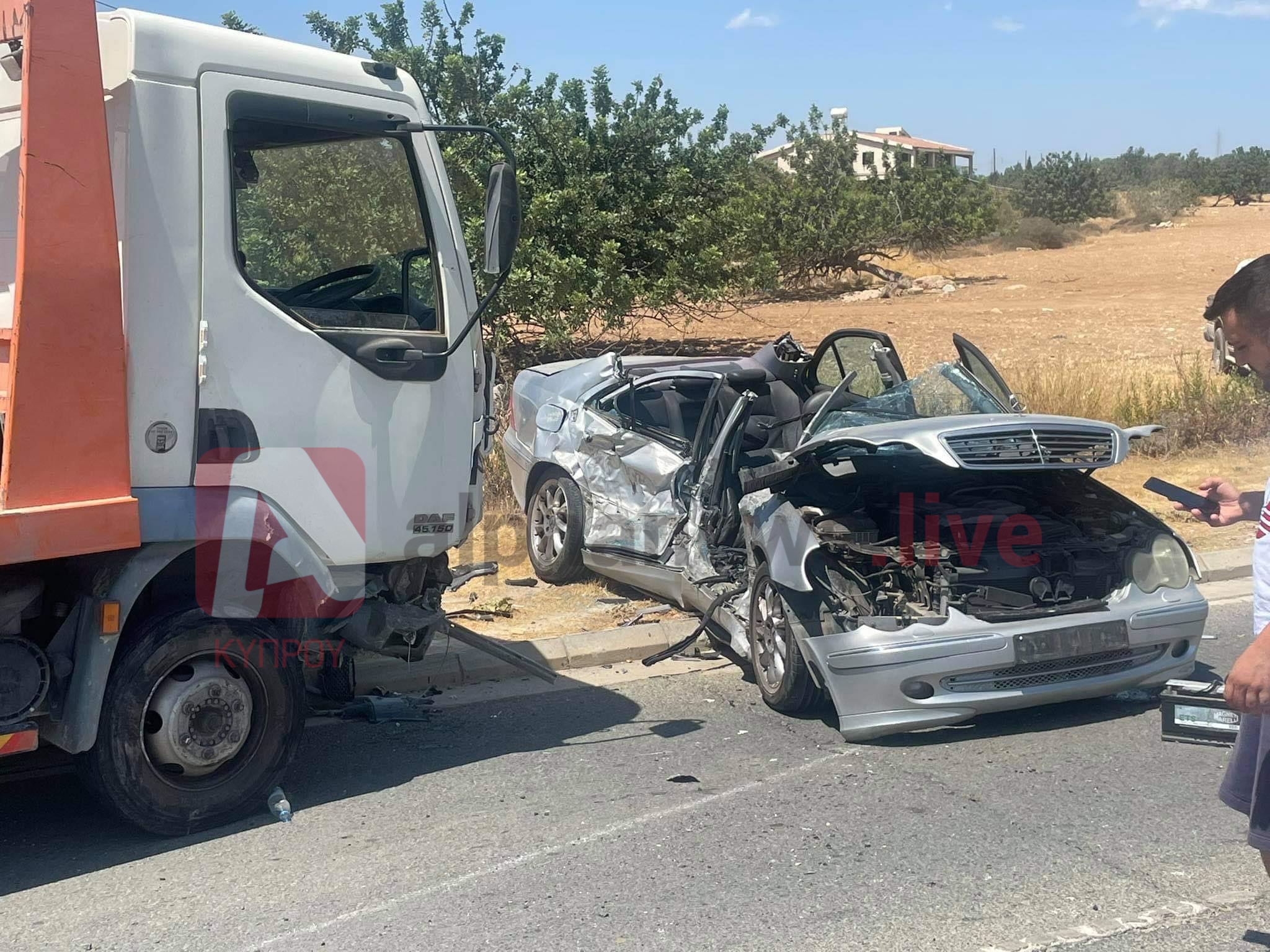 Σφοδρή σύγκρουση οχήματος με πλατφόρμα στη Λεμεσό (ΦΩΤΟ)