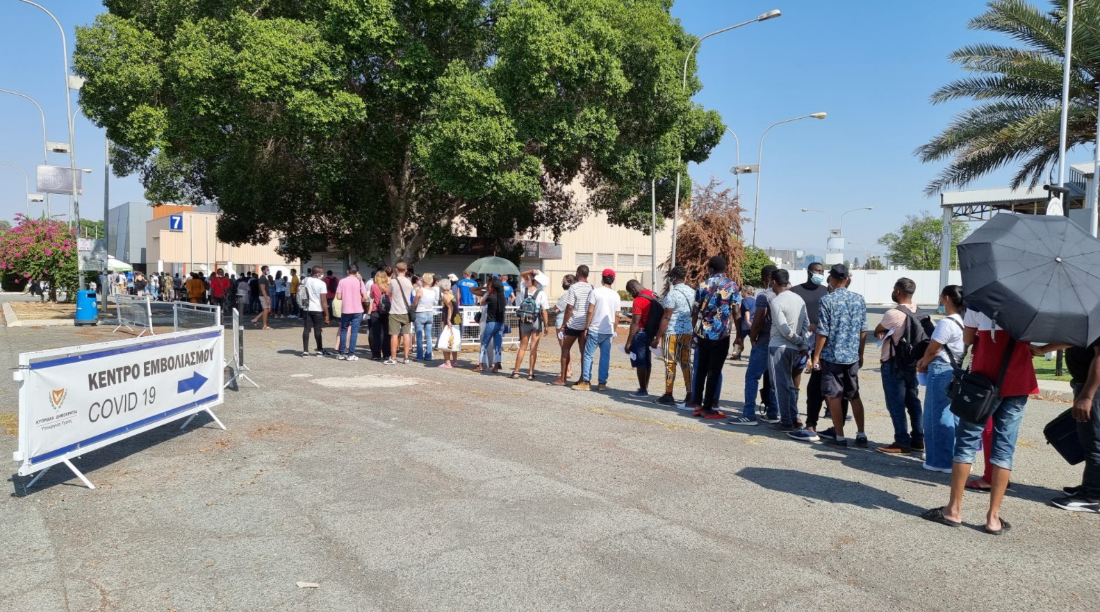 «Ψήθηκαν» στους 42°C για ένα εμβόλιο στο κέντρο walk-in στην Κρατική Έκθεση