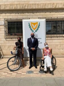 ΦΩΤΟ: Το "ευχαριστώ" Καρούσου στις δυο πρέσβειρες της οδικής ασφάλειας