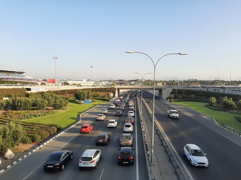 Τροχαία προς οδηγούς: Μην κάνετε όλες τις παραβάσεις για να "κόψετε" δρόμο