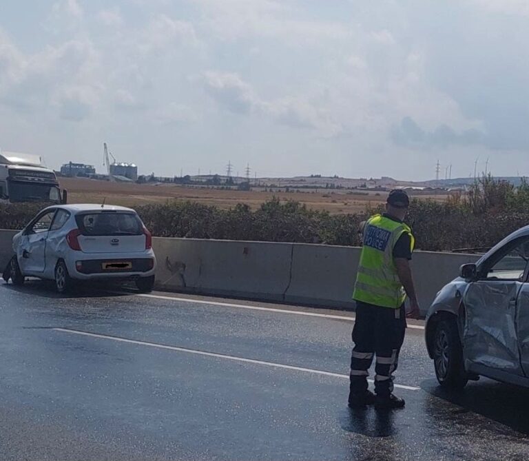 Στο νοσοκομείο δύο άτομα μετά από τροχαία σύγκρουση νταλίκας με τρία οχήματα