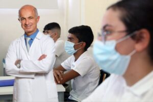 Εισήγηση από Δρ. Αβραάμ: Οκτάχρονα και άνω να φοράνε μάσκα στα σχολεία