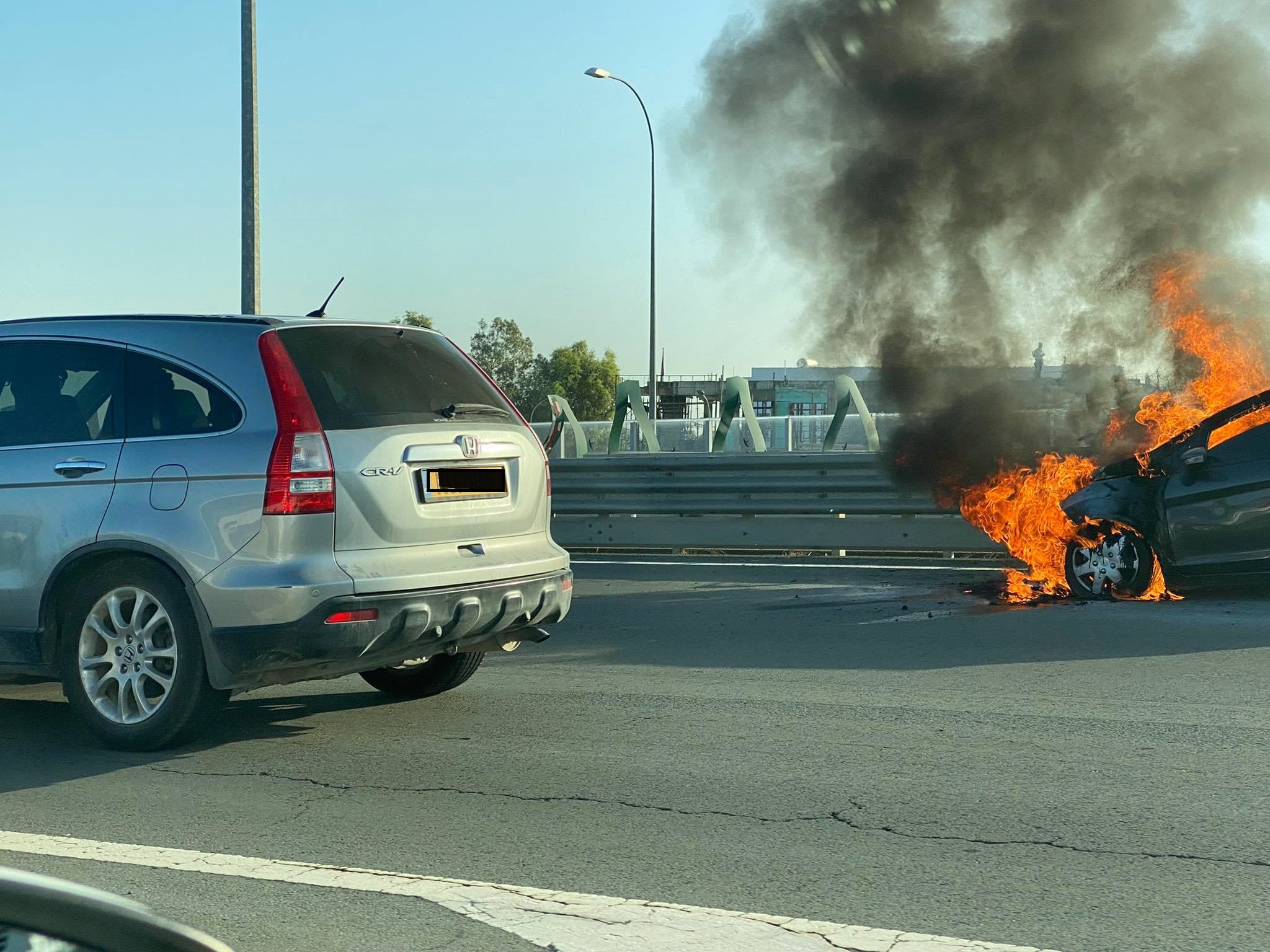 Στις φλόγες τυλίχθηκε όχημα στο highway Λάρνακας-Λευκωσίας (ΒΙΝΤΕΟ&ΦΩΤΟ)
