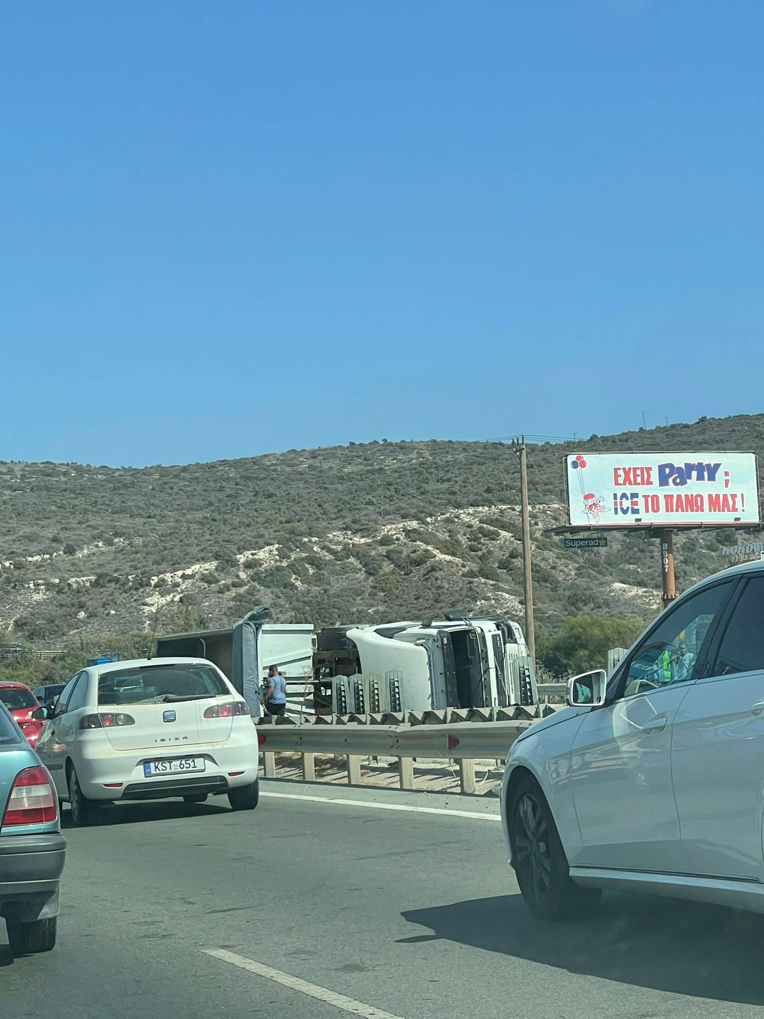 ΦΩΤΟ: Κλειστές δυο λωρίδες στο highway λόγω ανατροπής φορτηγού