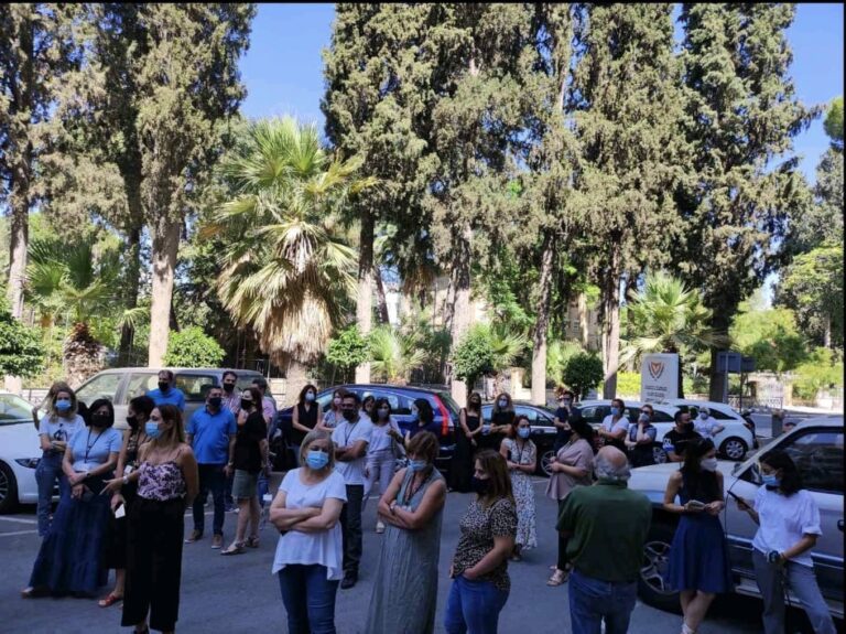 ΦΩΤΟ: Καταρρέει το κτήριο του Υπουργείου Εργασίας, διαμαρτύρονται οι εργαζόμενοι