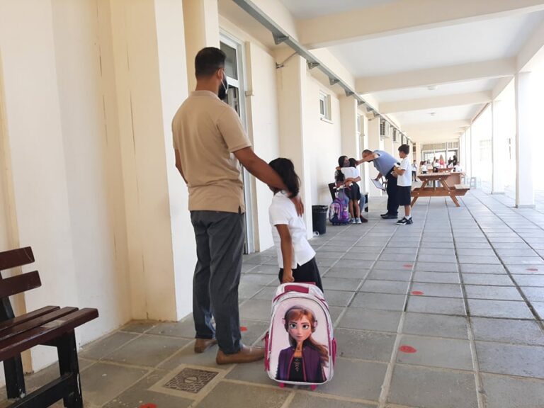 Πρεμιέρα για τα Δημοτικά: Με λαχτάρα και ενθουσιασμό επέστρεψαν οι μαθητές (VID)