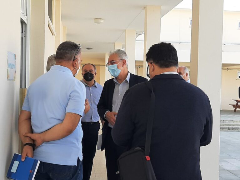 Προδρόμου προς δασκάλους: Εμβολιαστείτε για να κρατήσουμε τα σχολεία ανοιχτά