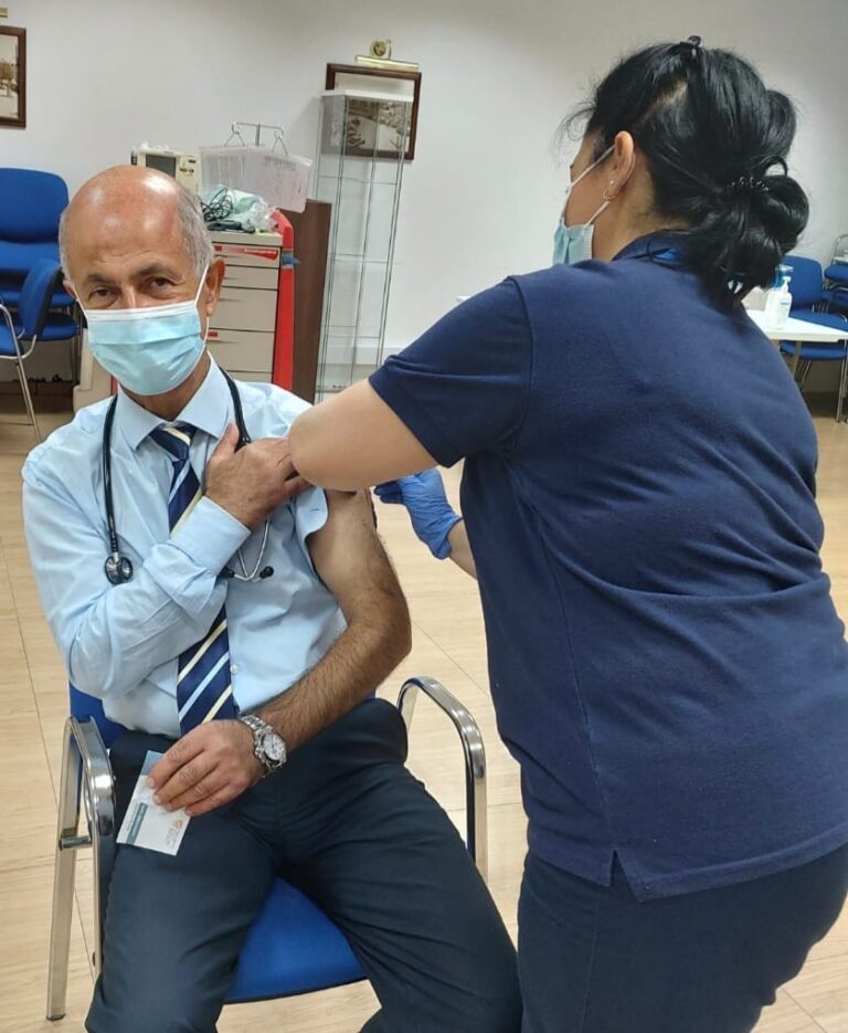 ΦΩΤΟ: "Θωρακίστηκε" με την τρίτη δόση ο Δρ. Αβραάμ