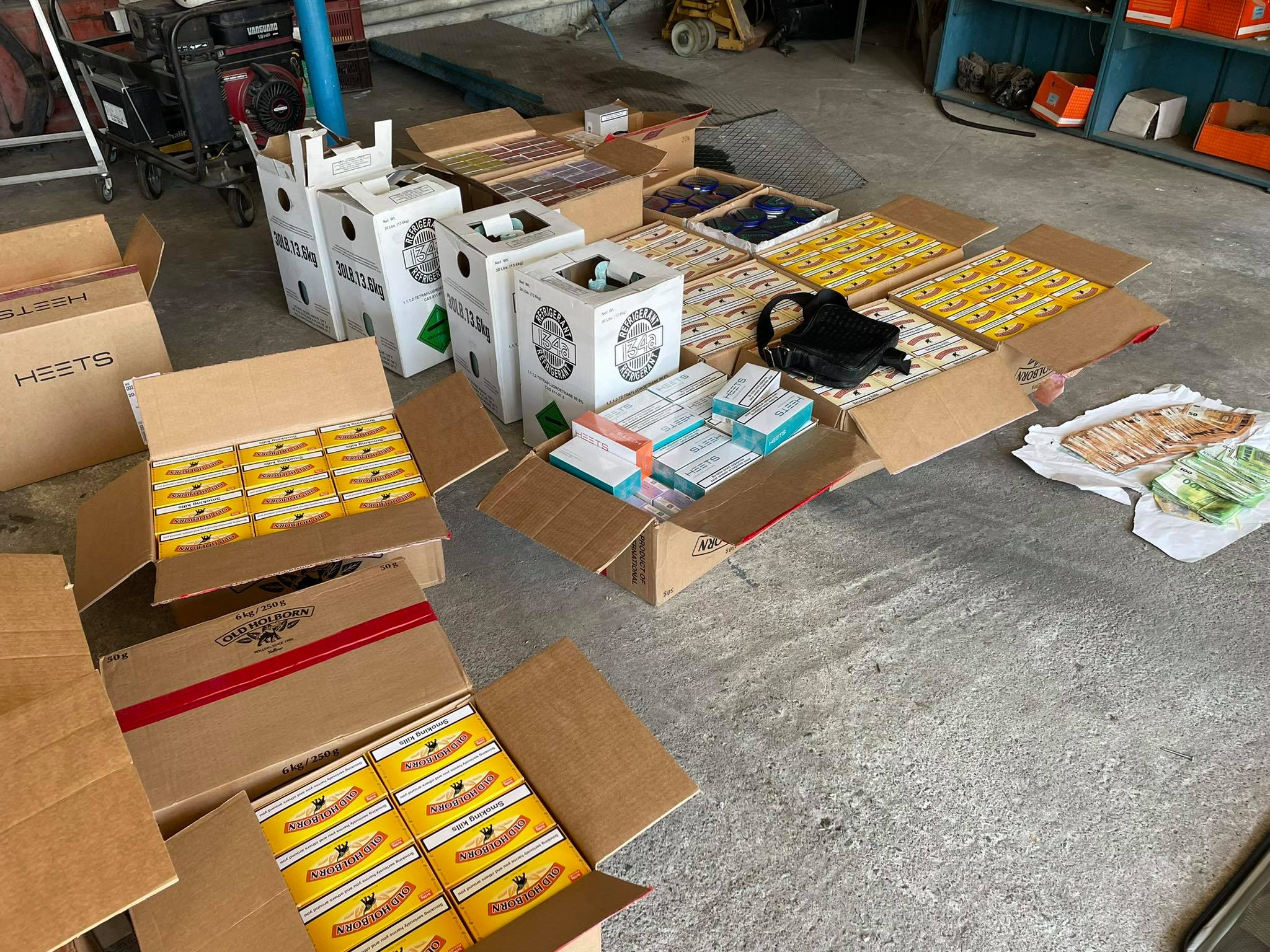 ΦΩΤΟ: Από τα κατεχόμενα τα αδασμολόγητα καπνικά που βρέθηκαν στο όχημα 57χρονου