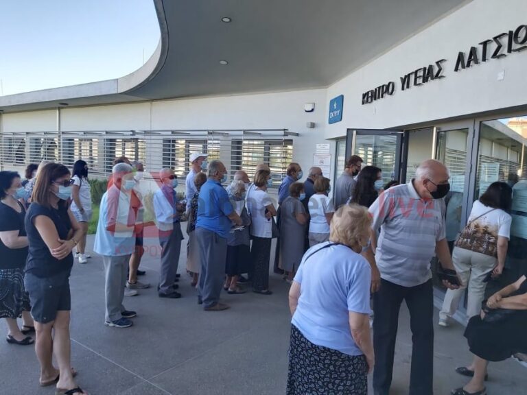 Κοσμοσυρροή σε walk-in κέντρο εμβολιασμού για την τρίτη δόση (ΒΙΝΤΕΟ&ΦΩΤΟ)